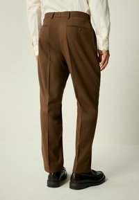 Next REGULAR FIT - Hlače - brown
