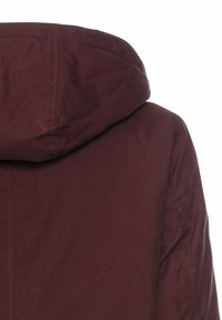 Bordeauxfarbene Kapuzenjacke mit einer weichen, matten Oberfläche. Mit sichtbaren Nähten und einem lässigen, entspannten Design. Keine Taschen oder Verschlüsse sichtbar.