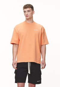 Pegador LOGO TEE - T-Shirt basic - washed apricot/white gum