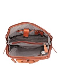 Sac à main en cuir brun avec une fermeture éclair, doublure intérieure à carreaux gris, séparateurs et une petite poche. Comprend des sangles réglables et des accents.