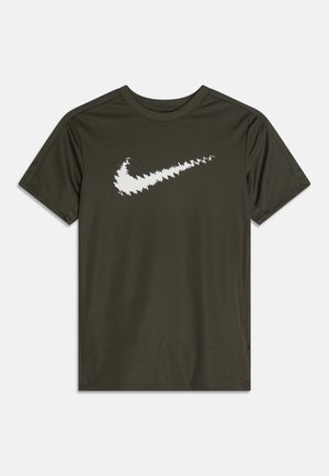 Mørkegrøn kortærmet t-shirt lavet af blødt stof, med et stort hvidt Nike swoosh-logo tværs over brystet. Glat tekstur og rund hals.