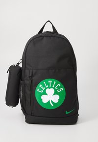 Zaino nero realizzato in tessuto testurizzato, caratterizzato da un grande logo circolare verde con un trifoglio bianco e la parola "CELTICS". Inclusa una tasca laterale in rete.