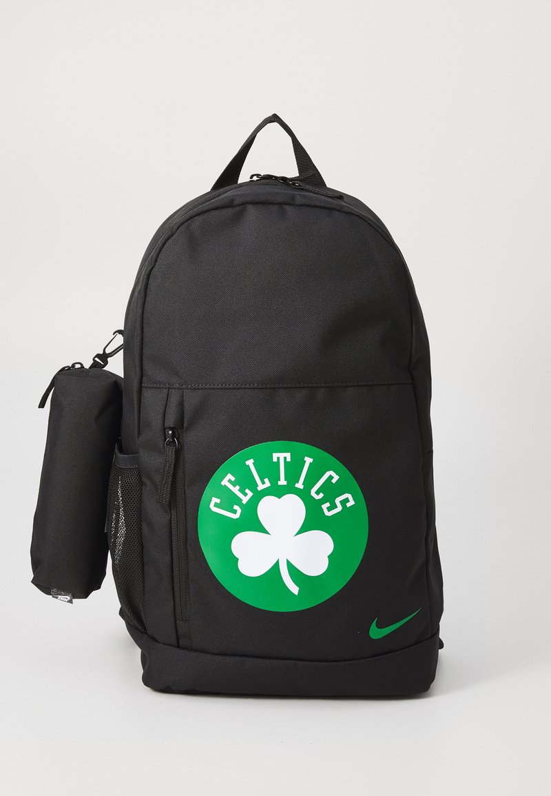 Zaino nero realizzato in tessuto testurizzato, caratterizzato da un grande logo circolare verde con un trifoglio bianco e la parola "CELTICS". Inclusa una tasca laterale in rete.