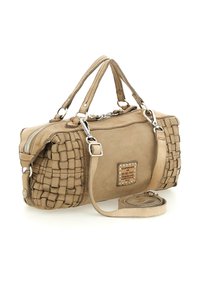 Borsa a mano in pelle beige con trama intrecciata, ferrature color argento, doppi manici e tracolla staccabile. Caratterizzata da una chiusura a zip e una targhetta decorativa con il logo.