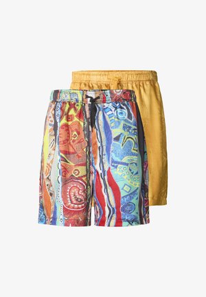 Deux paires de shorts à taille élastique, l'une avec des motifs abstraits multicolores et un cordon de serrage noir, l'autre uni jaune moutarde avec un cordon assorti.
