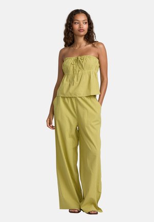 Ensemble en deux pièces comprenant un top sans manches, vert clair, à rayures avec un détail froncé et un pantalon large assorti à rayures. Tissu léger.