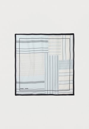 Eșarfă de mătase cu patchwork geometric în nuanțe de albastru deschis, alb și negru, având diferite modele de linii orizontale și verticale și o margine neagră.