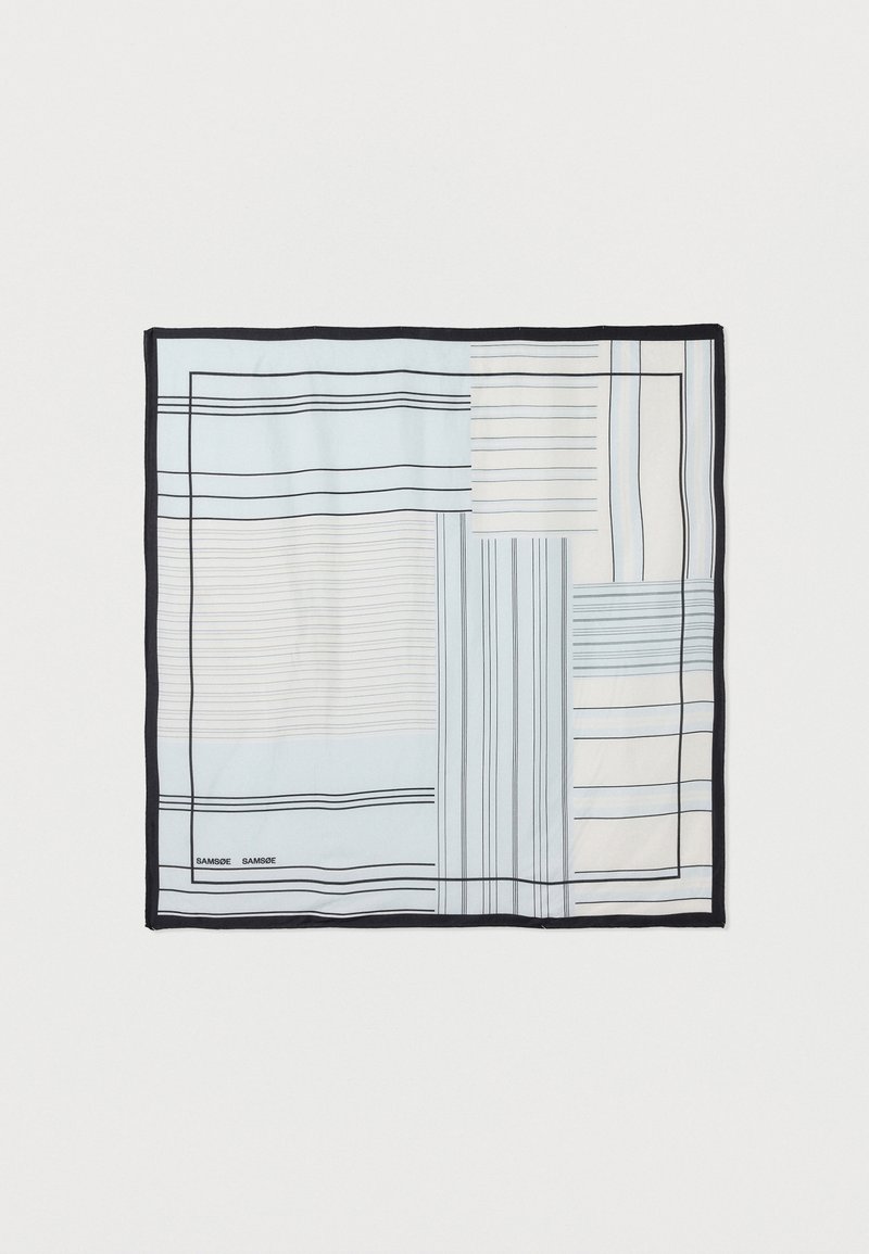 Μεταξωτό μαντήλι με γεωμετρικό πατς εργασίας σε φωτεινό γαλάζιο, λευκό και μαύρο, που παρουσιάζει διάφορα οριζόντια και κάθετα μοτίβα γραμμών και μαύρο περίγραμμα.