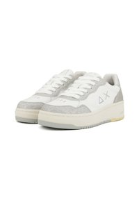 Baskets blanches avec des accents de paillettes argentées, des superpositions texturées et une semelle épaisse. Elles disposent de lacets blancs et de détails discrets du logo sur le côté.