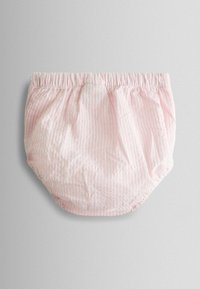 Ružový pruhovaný látkový poťah na plienku s elastickým pásom, zaobleným tvarom a ľahkým, textúrovaným vzhľadom.