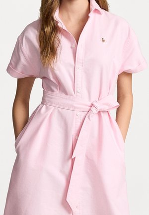 Lichtroze overhemdjurk van katoen, met een kraag, korte opgerolde mouwen, knopen aan de voorkant, een ceintuur in de taille en zijzakken.