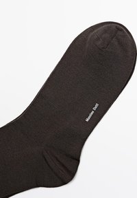 Mørkebrun bomuldsstrømpe med en glat tekstur, forstærket tå og elastisk manchet. "Massimo Dutti" logoet trykt i hvid.