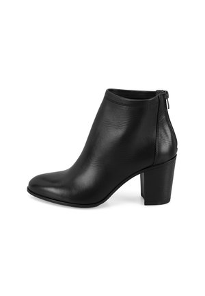 Bottine en cuir noir, avec un bout pointu, un talon bloc haut et un détail de fermeture éclair à l'arrière. Texture lisse avec un design élégant.
