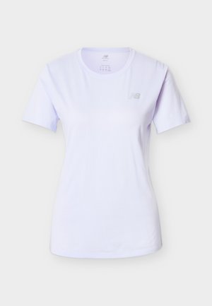 Maglietta bianca a maniche corte in morbido misto cotone. Presenta un piccolo logo grigio sul petto a sinistra, con classico collo a girocollo.