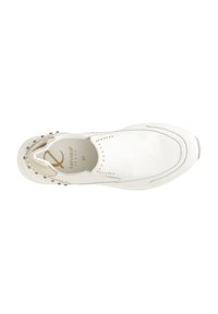 Bílé slip-on tenisky s metalickými zlatými akcenty, texturovanými bočními detaily a cvočky. Hladký kožený svršek a gumová podešev.