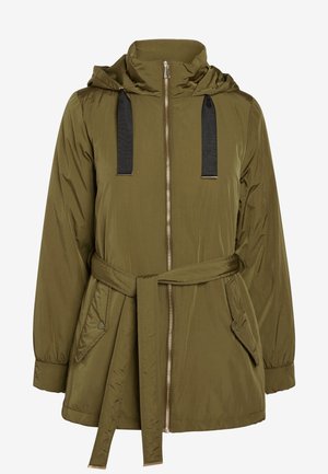 Veste imperméable vert olive avec capuche, fermeture éclair, accents de ruban noir, taille ceinturée et deux poches latérales. Tissu lisse et texturé.