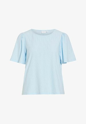 Gaiši zilas īsām piedurknēm blūze ar apaļu kakla izgriezumu un smalku izšūtu acu rakstu romba formā.