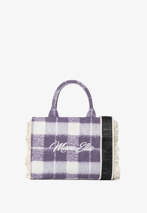 Sac fourre-tout à carreaux violet et blanc avec une texture duveteuse, doté d'une bordure à franges et d'une sangle noire affichant "Marc Ellis".