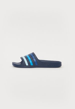 Infradito blu navy con punta aperta e suola texturizzata. Presenta tre strisce orizzontali blu sulla parte superiore. Realizzato in materiale simile alla gomma.