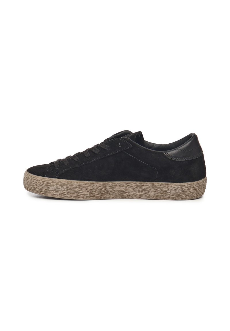Sneakers in suede nero con suola in gomma marrone texture, dotati di un design a taglio basso, chiusura con lacci e un elegante dettaglio in pelle sul tallone.