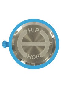 Cadran de montre en métal rond avec lunette bleue. Texte gravé "HIP" et "HOP" en cercle. Couronne bleue sur le côté gauche. Fini argent brossé.