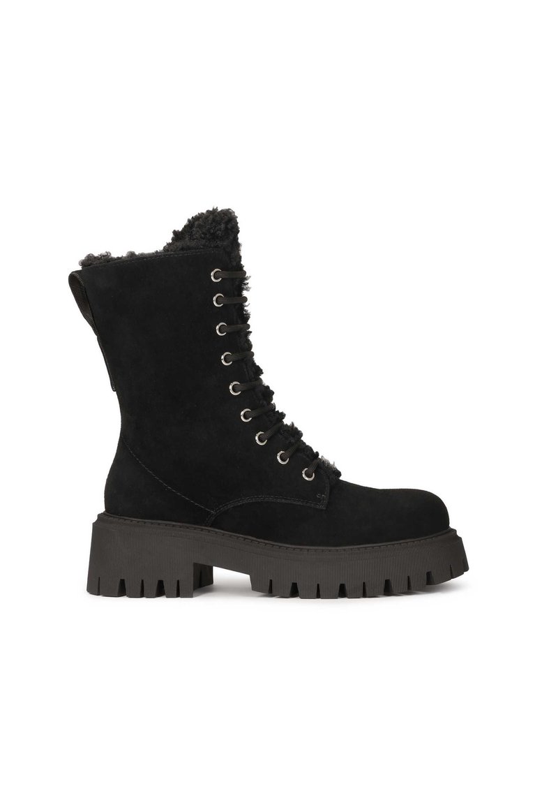 Botas de ante negro hasta la pantorrilla con un forro de piel de peluche, parte delantera con cordones, suela gruesa texturizada y ojales de metal. Diseño resistente con una lengüeta.