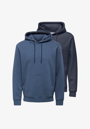 Zwei schlichte Kapuzenpullover, vorne einer in Blau und hinten einer in Dunkelblau, beide mit Kängurutaschen und Kordelzug.