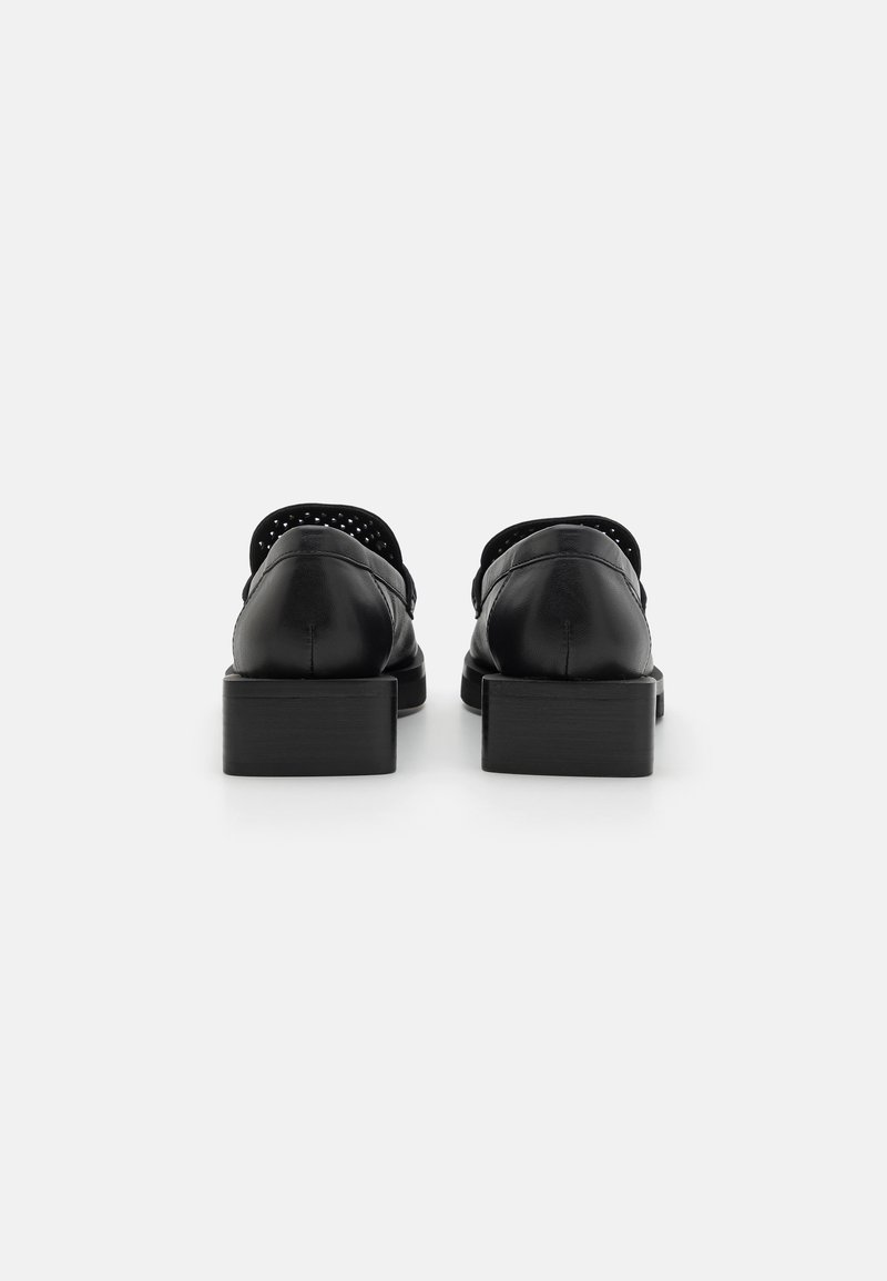 Schwarze Lederschuhe mit einem niedrigen Blockabsatz, die über durchbrochene Details und eine abgerundete Spitze verfügen, aus der Hinteransicht präsentiert.