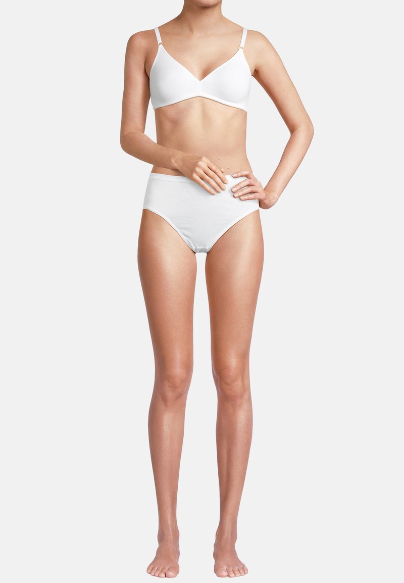 Reggiseno bianco in cotone con spalline regolabili e un completino alto abbinato. Texture liscia, design semplice, senza motivi o accenti visibili.