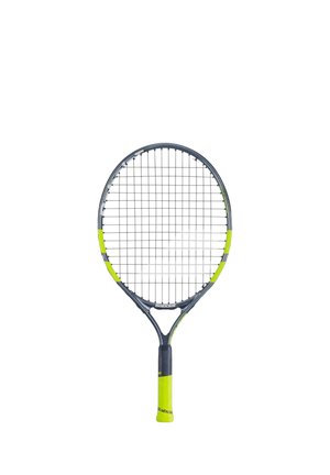 Racchetta da tennis con telaio e manico nero e giallo brillante, corde tese, isolata su sfondo bianco.