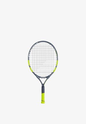 Racchetta da tennis con telaio e manico nero e giallo brillante, corde tese, isolata su sfondo bianco.