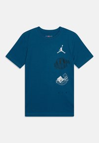 Tyrkysové tričko s krátkým rukávem vyrobené z bavlny, s bílým logo Jumpman a grafickými potisky zeměkoule a textu na přední straně.