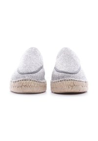 Zapatillas gris de tela con puntera redondeada, costuras contrastantes y ribete de yute natural a lo largo de la suela. Diseño sencillo y texturizado.