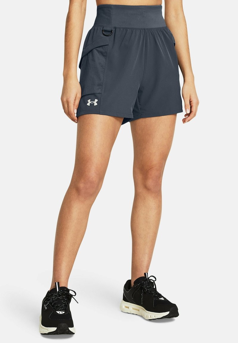 Harmaat urheilushortsit, joissa on joustava vyötärö, sivutaskut ja Under Armour -logo. Materiaali vaikuttaa kevyeltä ja sileältä.