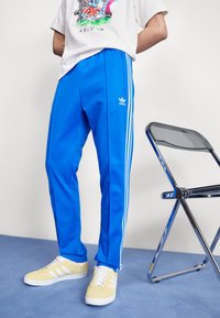 adidas Originals CLASSIC TP - Pantaloni de trening - bluebird/white