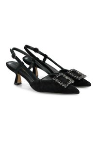 Zapatos de tacón de ante negro con punta afilada, adornados con una gran hebilla de joyas, con un tacón bajo de bloque y una correa ajustable en el tobillo.
