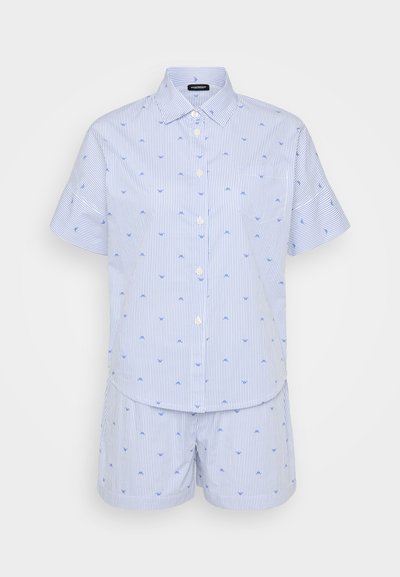 Krátký rukáv košile na knoflíky a šortky v modro-bílém pruhovaném designu, s malými modrými vzory srpkových měsíců po celém povrchu.