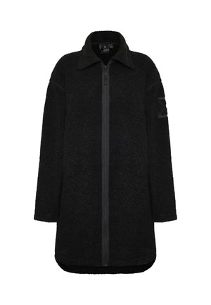 Schwarze Fleecejacke mit Reißverschluss, langen Ärmeln und einem Kragen. Strukturierter Stoff und ein Patch-Detail am Ärmel.