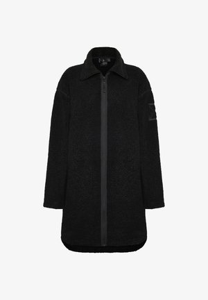 Schwarze Fleecejacke mit Reißverschluss, langen Ärmeln und einem Kragen. Strukturierter Stoff und ein Patch-Detail am Ärmel.