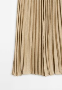 Beige pleated skirt, joka on valmistettu teksturoituneesta kankaasta, jossa on pystysuorat linjat ja virtaava muotoilu. Pehmeä pinta luonnollisella valuella.