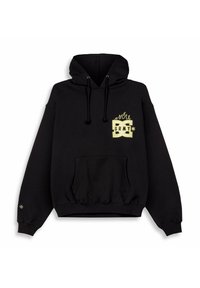 Sudadera negra con bolsillo canguro en el frente, capucha con cordón y logo amarillo en el pecho que presenta llamas y el texto "GRMY" sobre un fondo estrellado.