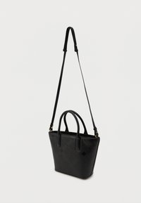 Geantă din piele neagră cu o formă structurată, având două mânere superioare și o curea de umăr detașabilă. Textură cu model în diamante pe corp.