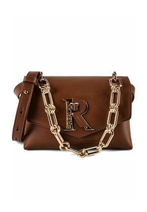 Borsa a mano in pelle marrone con tracolla a catena dorata e grande logo "R" dorato sulla patta frontale.