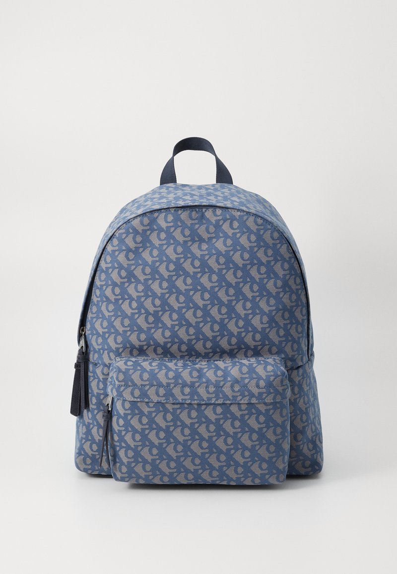 Sac à dos bleu avec un motif design, poche zippée à l'avant, poignée supérieure et bretelles réglables. Fabriqué en tissu durable avec une texture lisse.