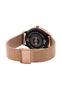 Montre intelligente en or rose avec un bracelet en maille, un cadran circulaire, un dos noir et un affichage numérique. Le fermoir arbore un logo.