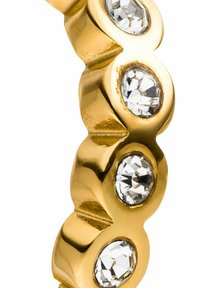 Ohrhänger aus goldfarbenem Metall mit wellenförmigem Design, der vier eingearbeitete klare Kristalle aufweist und so einen strukturierten und reflektierenden Look erzeugt.