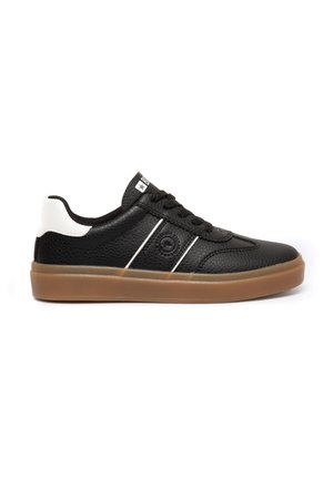 Czarne sneakersy o teksturowanej powierzchni z białymi akcentami i gumową podeszwą. Posiadają białe paski, okrągłe logo po boku oraz czarne sznurówki.