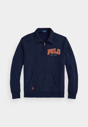 Sweat-shirt bleu marine à fermeture éclair jusqu'au quart, avec l'inscription "POLO Ralph Lauren" en orange sur la poitrine et un petit logo brodé sur la poche avant.