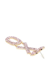 Spilla in oro con strass rosa, che presenta le lettere "OX" in un design stilizzato e connesso. Chiusura a spilla con fermo in plastica.