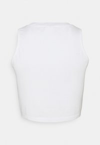 Biela, bezrukávová crop top košieľka s okrúhlym výstrihom a hladkou, bavlnenou textúrou. Jednoduchý dizajn bez viditeľných vzorov alebo akcentov.